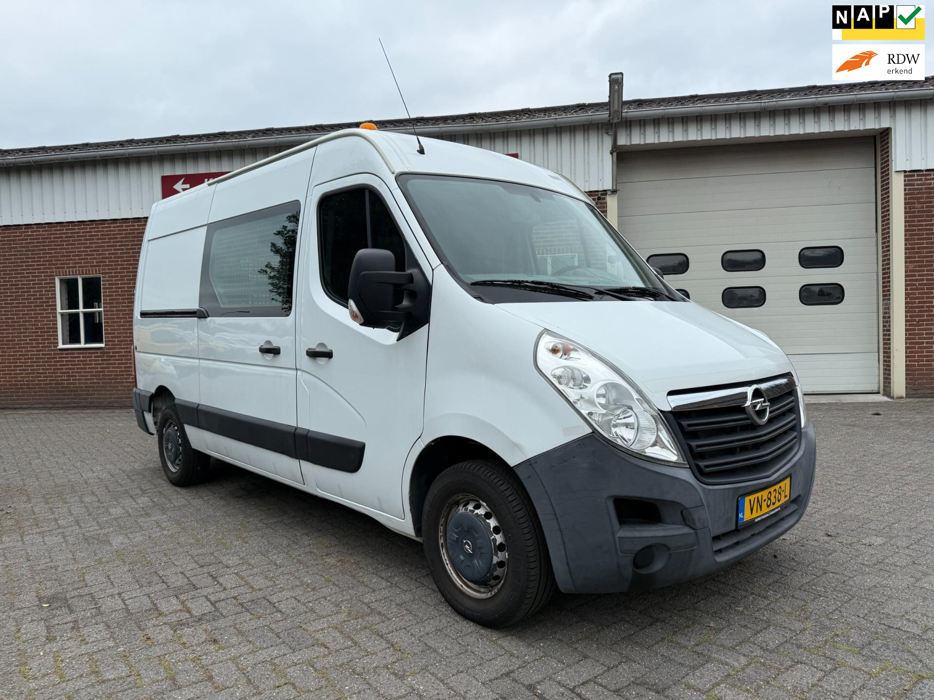43114941-29.jpg