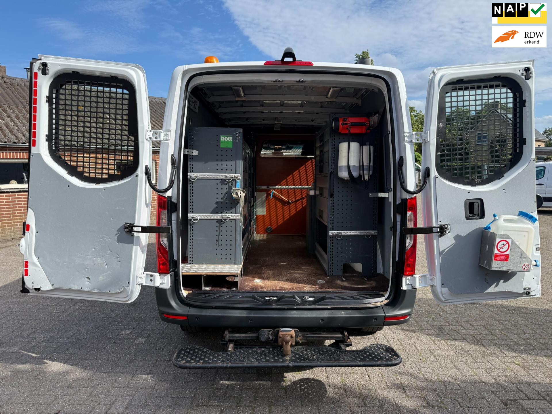 55621638-25.jpg