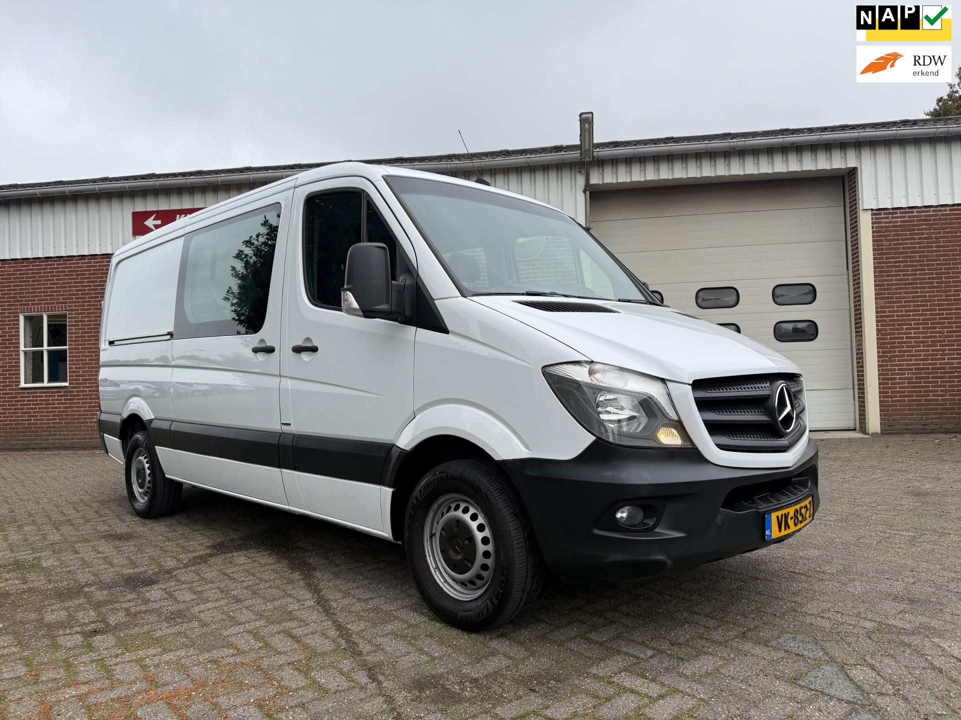 48404217-19.jpg