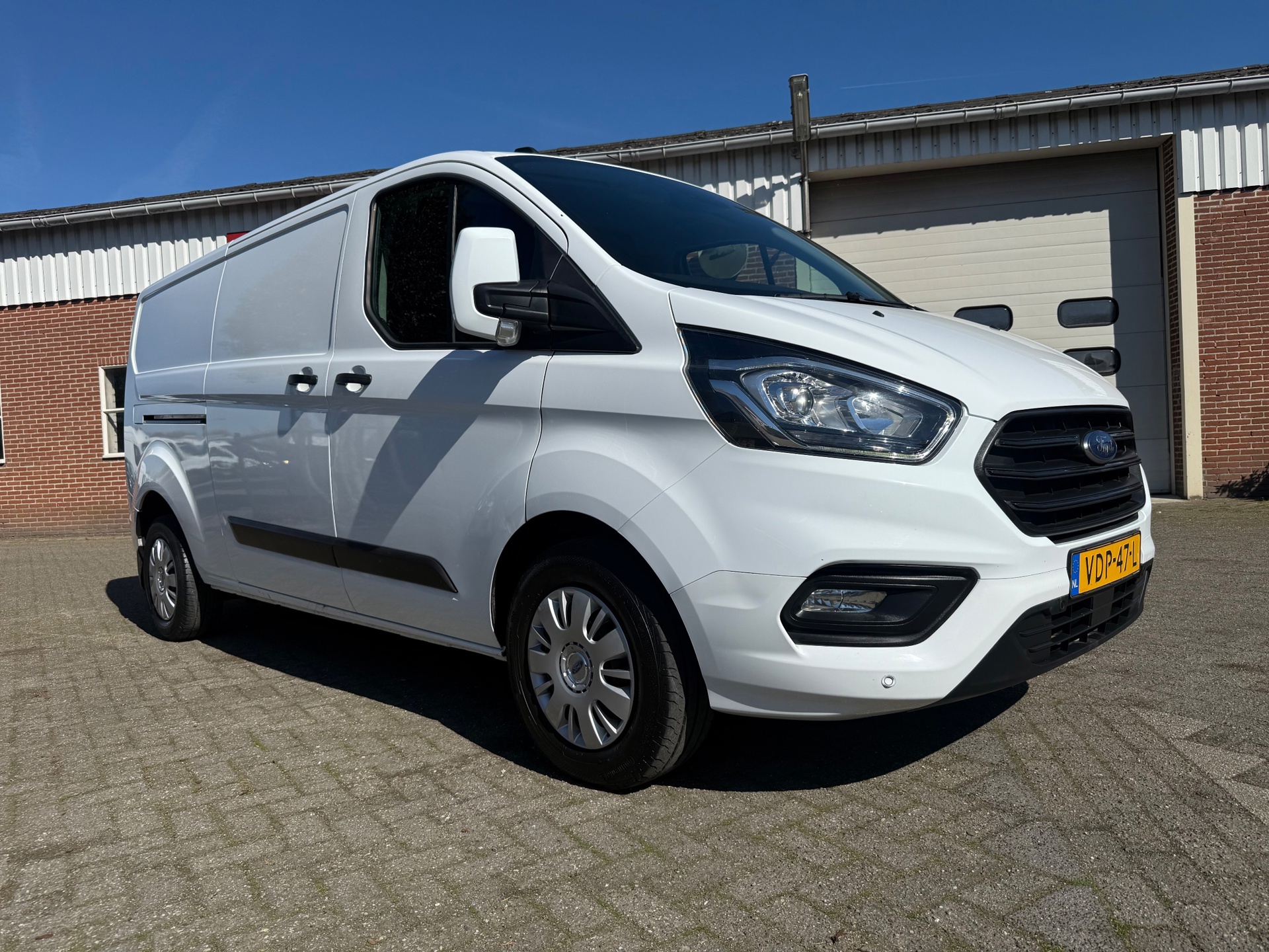 52103415-27.jpg
