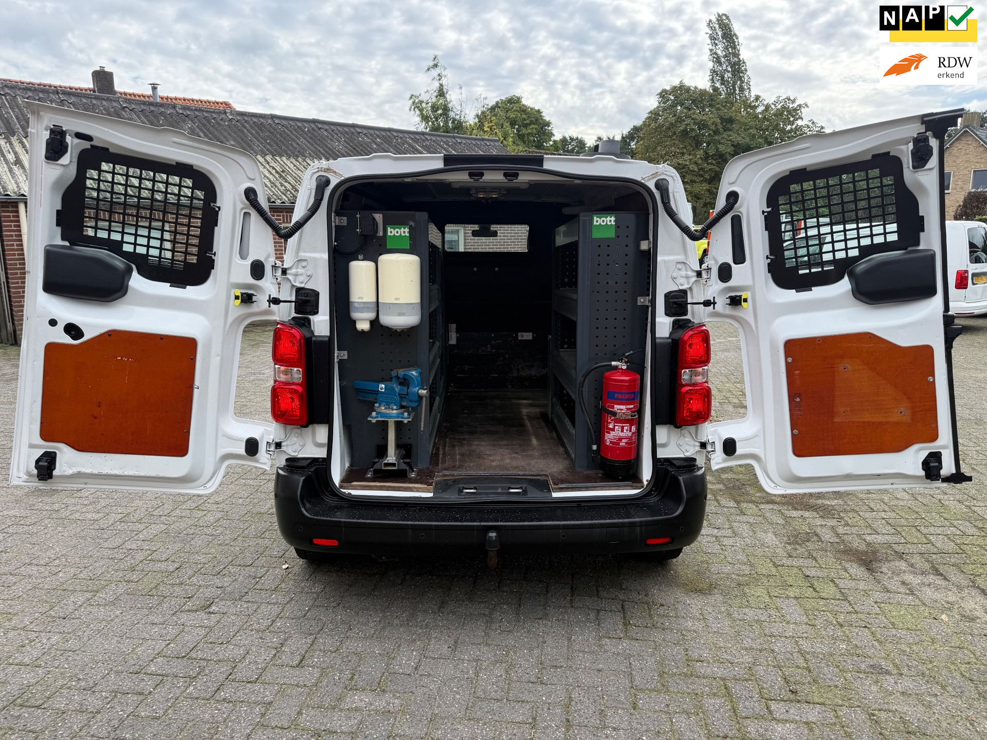 55621610-23.jpg